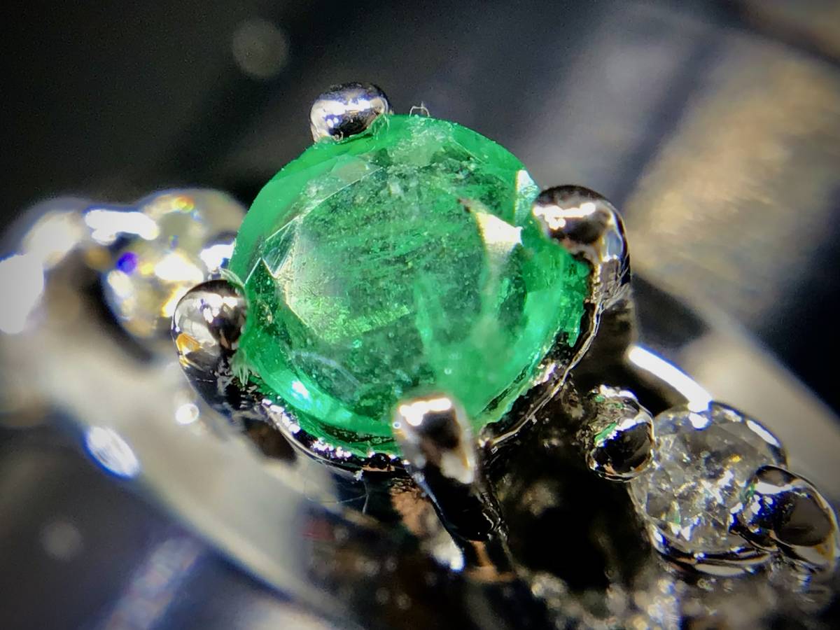 【昭和レトロ・ビンテージ・美品】緑色の石 小粒 天然 エメラルド PF SILVER 刻印 リング 指輪 5月の誕生石、約12号 天然石 パワーストーン_石に光を当てています