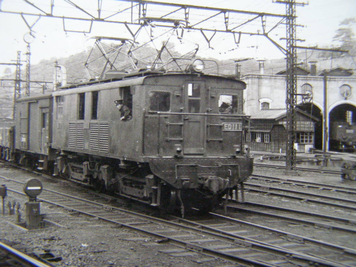 (J51)352 写真 古写真 電車 鉄道 鉄道写真 電気機関車 ED111 昭和33年6月26日 国府津 はがれた跡が薄くなっています_画像2