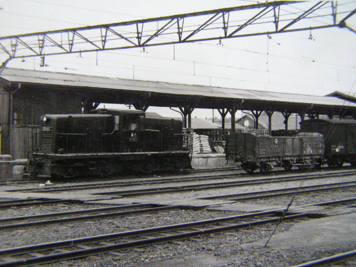 (J51)718 写真 古写真 電車 鉄道 鉄道写真 DD121 昭和33年6月24日 恵比寿 はがれた跡が薄くなっています_画像2