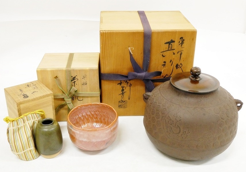 16 38-587125-23 [Y] 茶道具3点まとめ 茶釜 亀甲 真形釜 釜師 松寿 / 茶碗 早船 祥悦 利休七種之内 / 茶入 尾州焼 藤原木二 共箱付属 福38_画像1