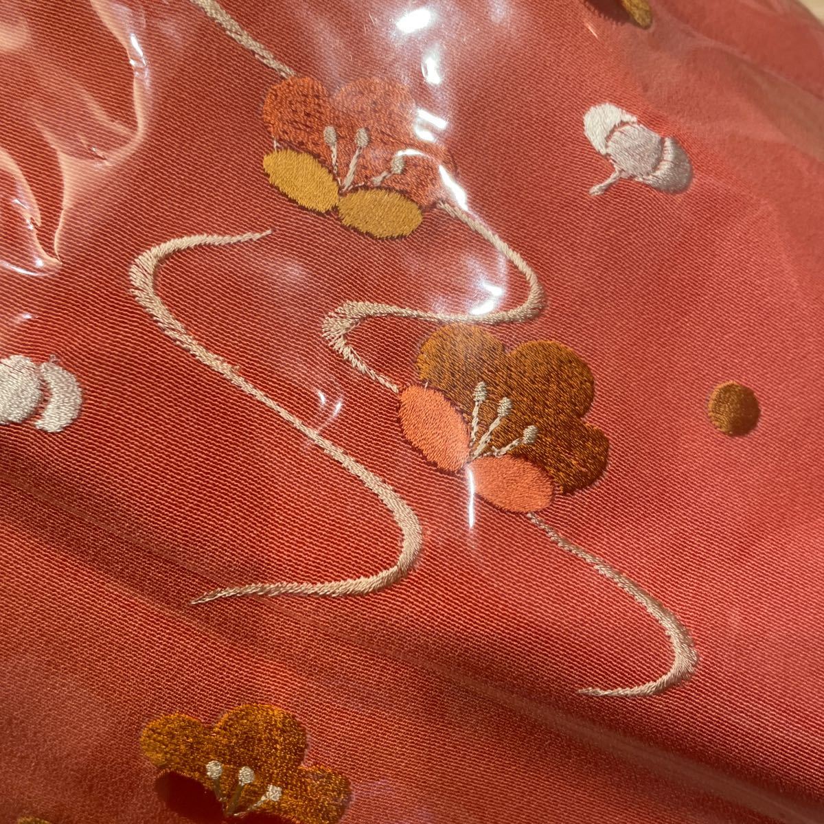 28h 未使用 刺繍半衿 サーモンオレンジ系 梅の花_刺繍を接写　色見本