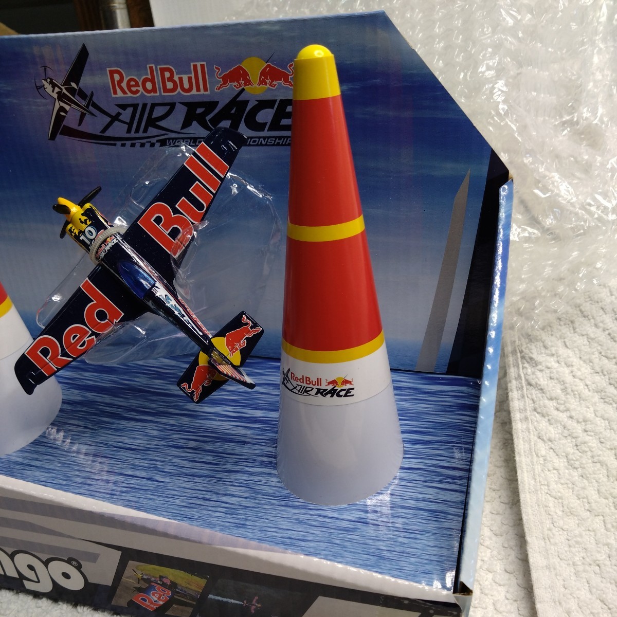 Red Bull Air Race Pylons Airplane Model Diecast Set 1/100 Scale Bburago Damaged　レッドブル　ブラーゴ　エアーレース_画像4
