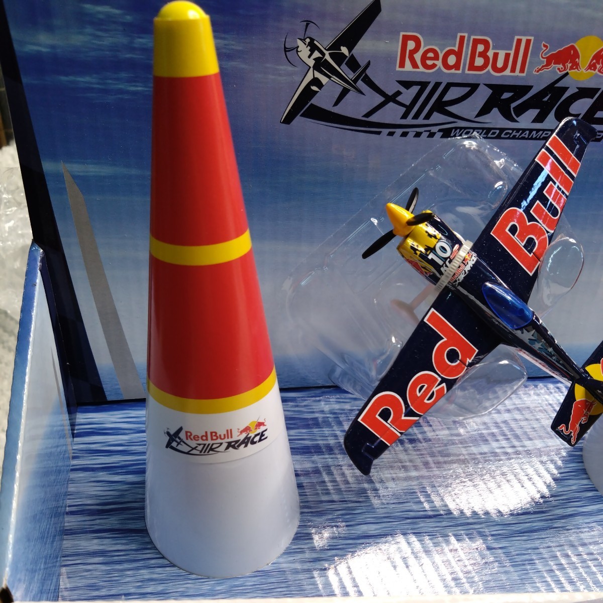 Red Bull Air Race Pylons Airplane Model Diecast Set 1/100 Scale Bburago Damaged　レッドブル　ブラーゴ　エアーレース_画像2