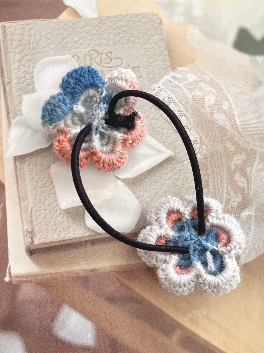 ハンドメイドマーブル毛糸で編んだ　お花2個付きヘアゴム