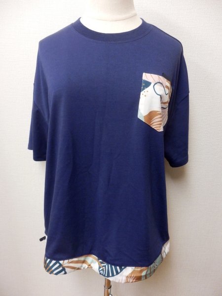 312F26◆ROXY◆ゆったりＴシャツ◆紺×柄◆Ｓサイズ◆ロキシー_紺のゆったりＴシャツです