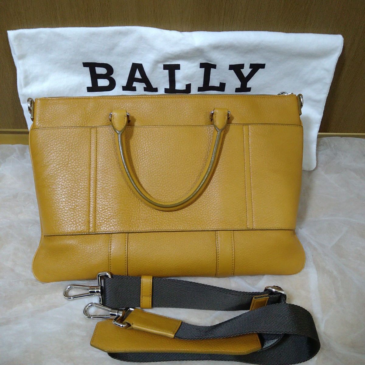 Bally　ビジネスバッグ　スタイリッシュバッグ　ブリーフケース　黄色　