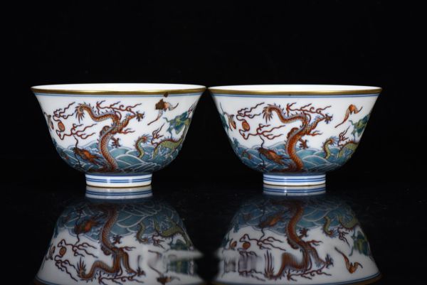 【瓏】陶磁器 鬥彩描金龍紋碗一対 大清光緒年製 染付 置物擺件 古賞物 中国古美術 蔵出