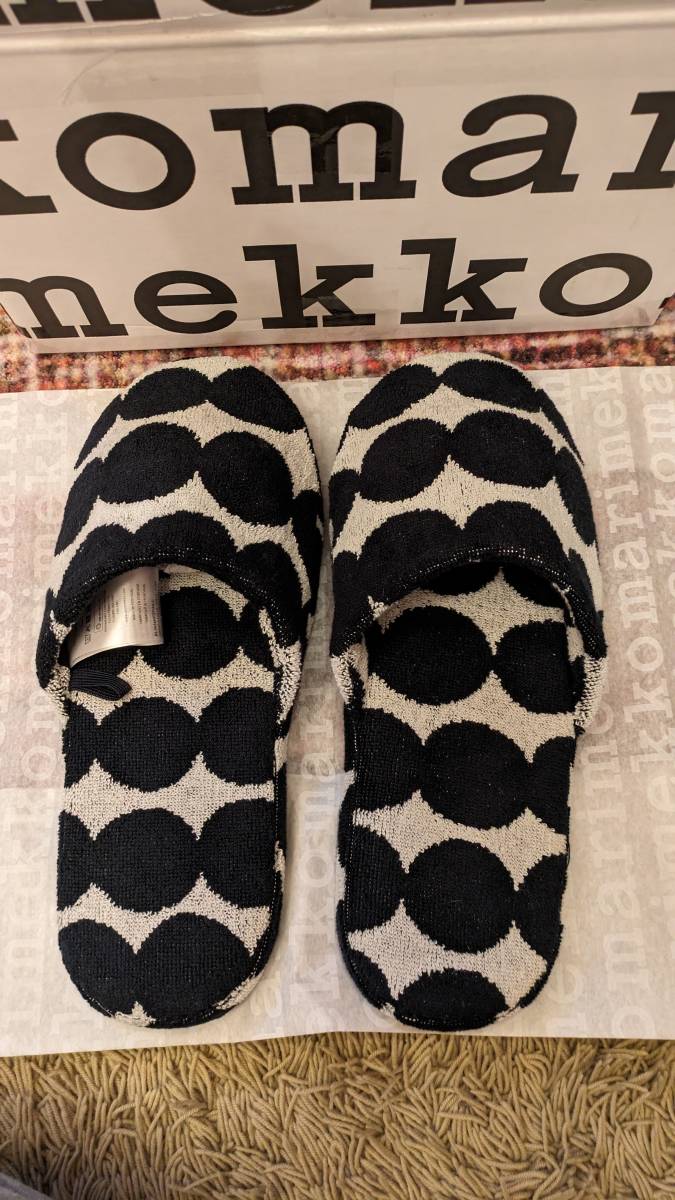 【売り尽くしSALE】 marimekko　マリメッコ刻印有　スリッパ 　Ｌサイズ 　黒水玉　大人　少し底厚　優しい肌触り　高級感　マリメッコ_画像2