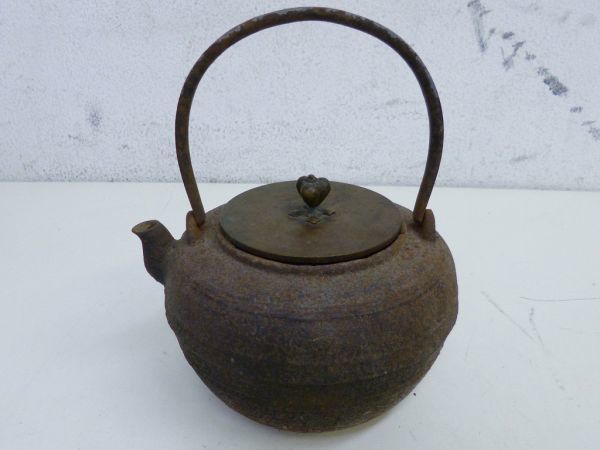 Q133-N34-944 龍文堂 蓋銘 鉄瓶 胴銘あり 雷紋持ち手 骨董品 工芸品 当時物 H約20.5×W約17.5cm 現状品①_画像2