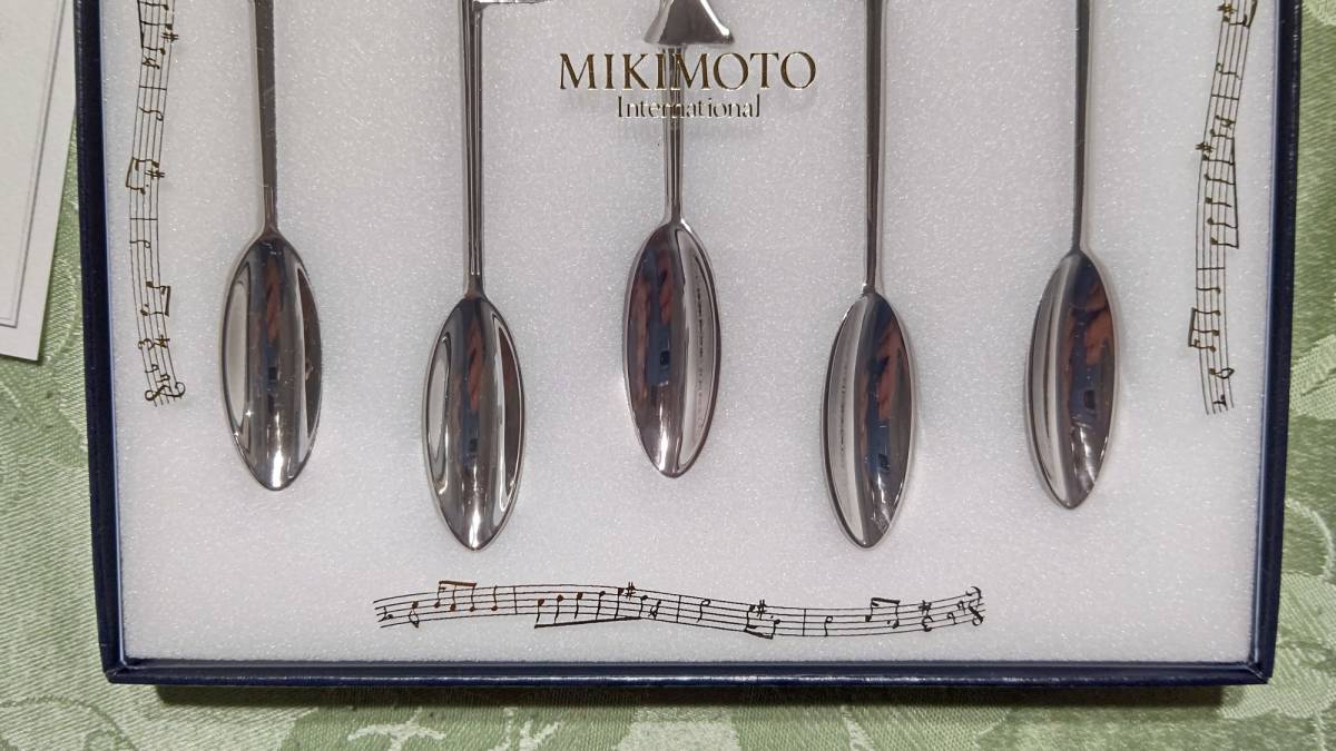 125 ミキモト 音楽モチーフ（ト音記号、ピアノ、トランペット、バイオリン、ハープ） スプーン5本 箱入り