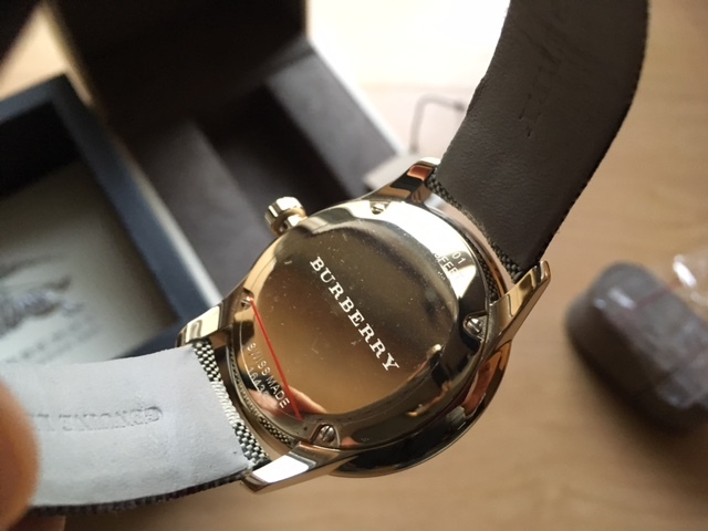 K1287 新品 未使用状態 付属品付 BURBERRY バーバリー BU10001 スモセコ デイト 純正チェックベルト ゴールド クオーツ メンズ 腕時計_画像5