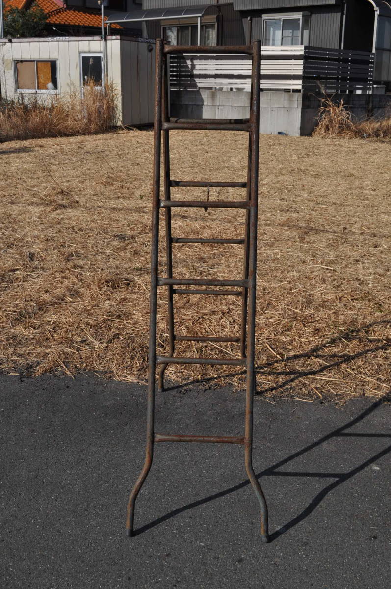 昭和レトロ　経年の味のある、錆びた鉄製脚立　はしご　1800x380㍉　足幅500㍉_画像1