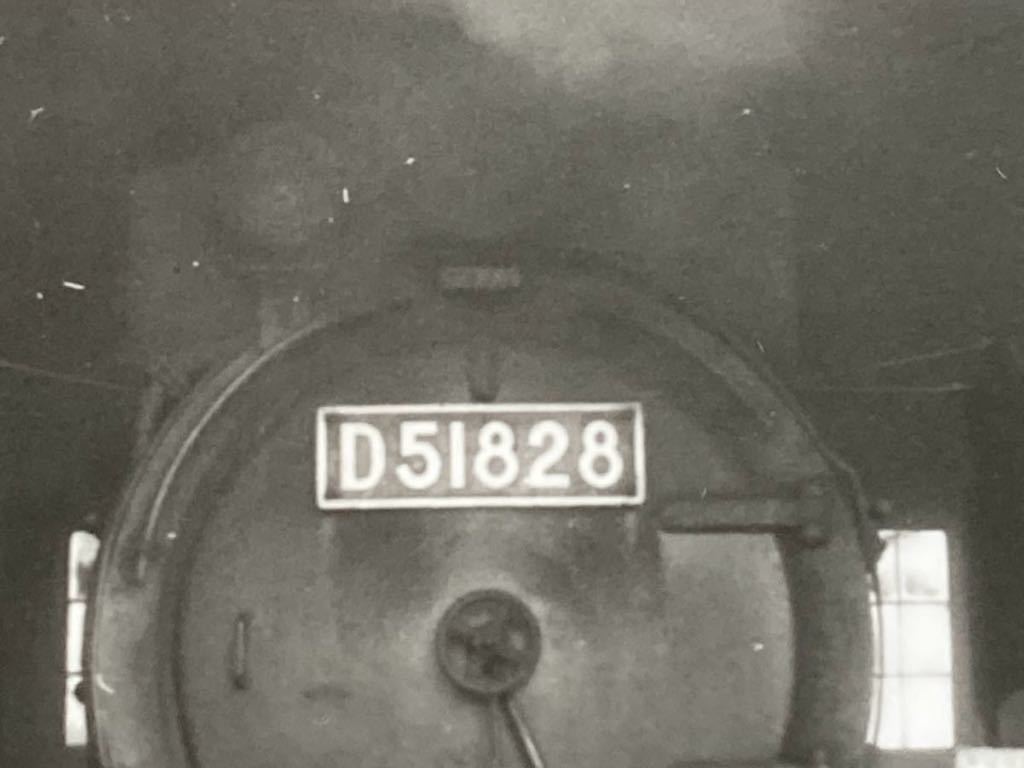 昭和鉄道写真：北海道追分機関区庫内のD51 842/D51 828/D51 397/D51 231/4景。1975年頃撮影。7.7×11.1㎝。_画像5