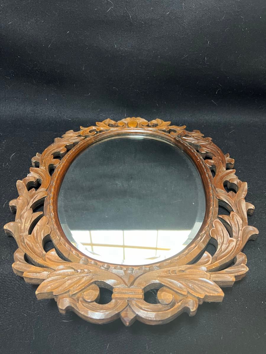 壁掛けミラー鏡木製　昭和レトロアンティークの壁掛け鏡です古美術品横長さ48cm最大幅x37cm厚さ2cm重さ約1.4kg現状品のみ