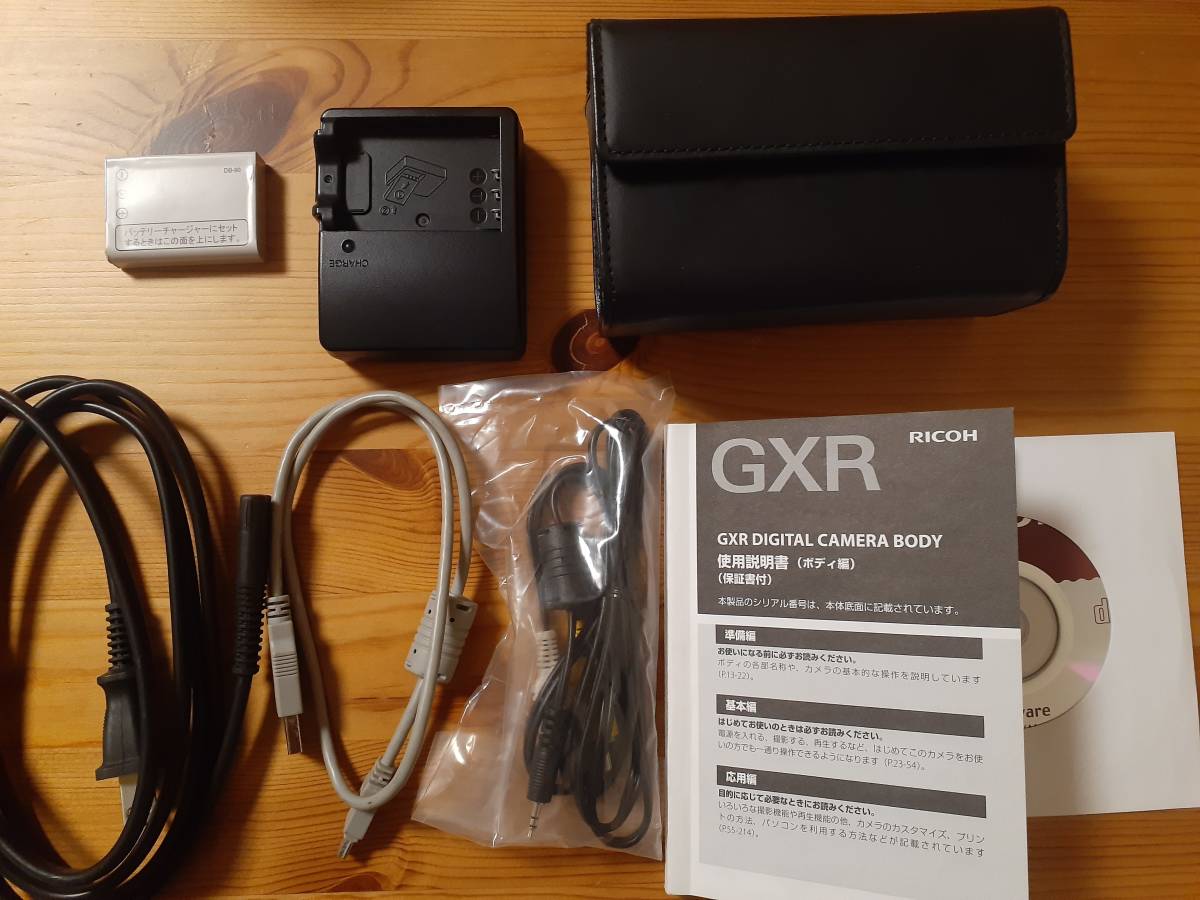 【美品！】RICOH　GXR+S10 KIT 別売自動開閉式レンズキャップとケース付き！_画像3