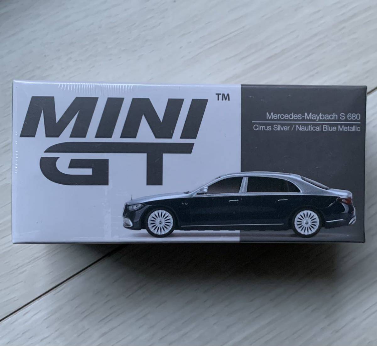 1/64　MINI-GT　メルセデス マイバッハ S680 シーラスシルバー / ノーティカルブルーメタリック　MGT00516-L　★ MINI GT ミニカー　新品_画像2