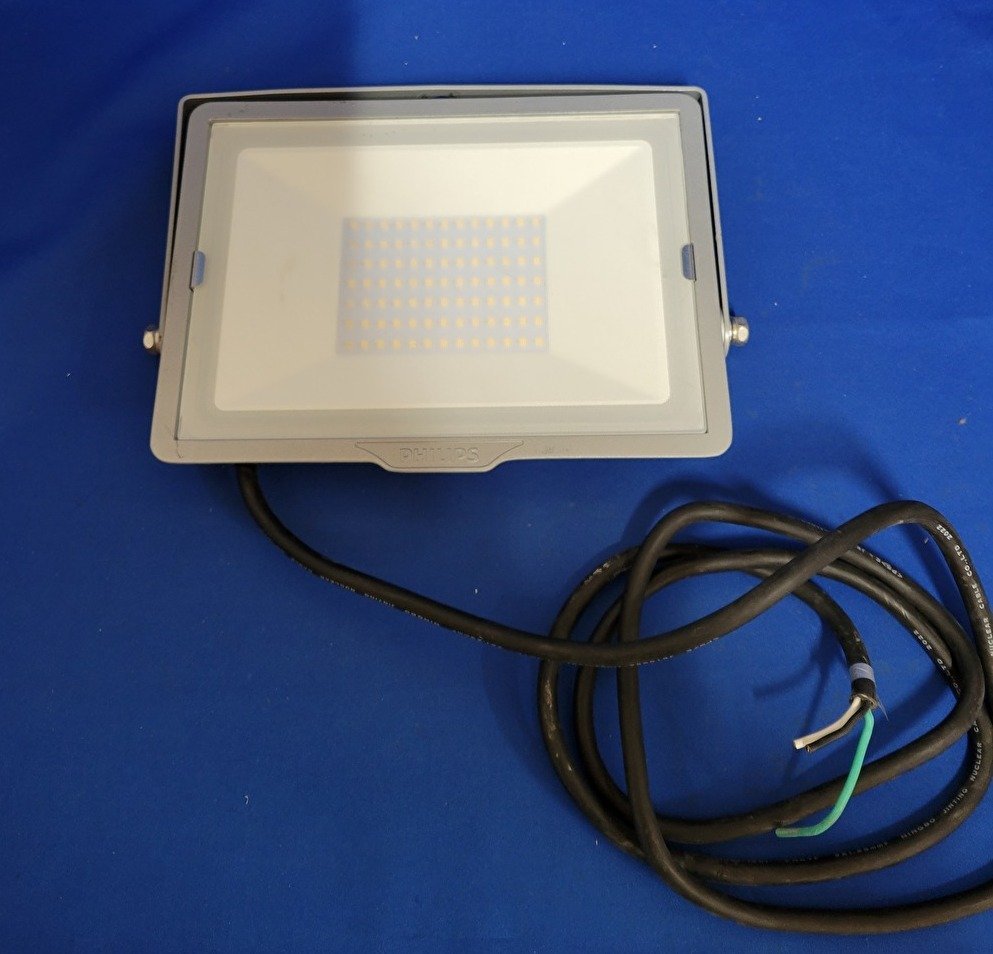 ■※中古品※ フィリップス LED投光器 BVP150LED63/CW (製造元：東芝ライテック) 【傷、汚れあり】の画像1