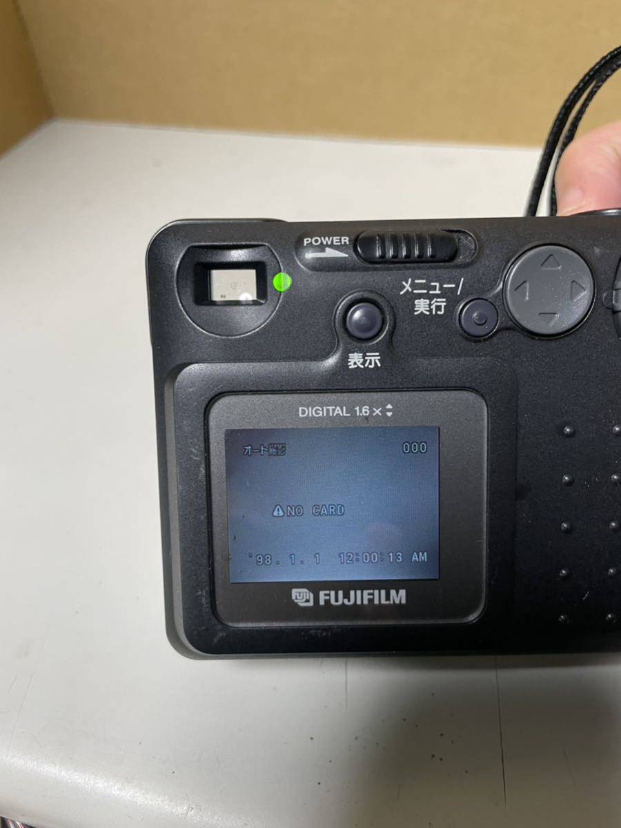 N1031/FUJIFILM 富士フィルム CLIP-IT80 デジタルカメラ 単三電池駆動 通電確認のみ_画像3