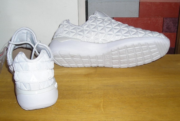  новый товар * Франция бренд. легкий спортивные туфли * белый *25.0.