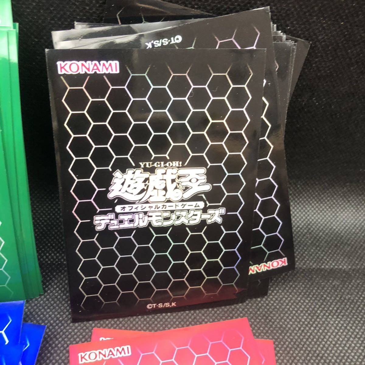 遊戯王 カードスリーブ 青 35枚 緑 19米 黒 22枚 赤 2枚 まとめ 遊戯王 カードスリーブ 青 35枚 緑 19米 黒 22枚 赤 2枚 まとめ