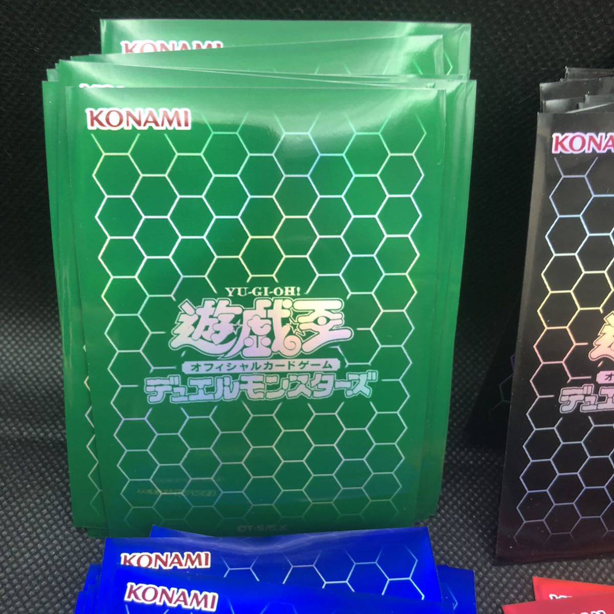 遊戯王 カードスリーブ 青 35枚 緑 19米 黒 22枚 赤 2枚 まとめ 遊戯王 カードスリーブ 青 35枚 緑 19米 黒 22枚 赤 2枚 まとめ