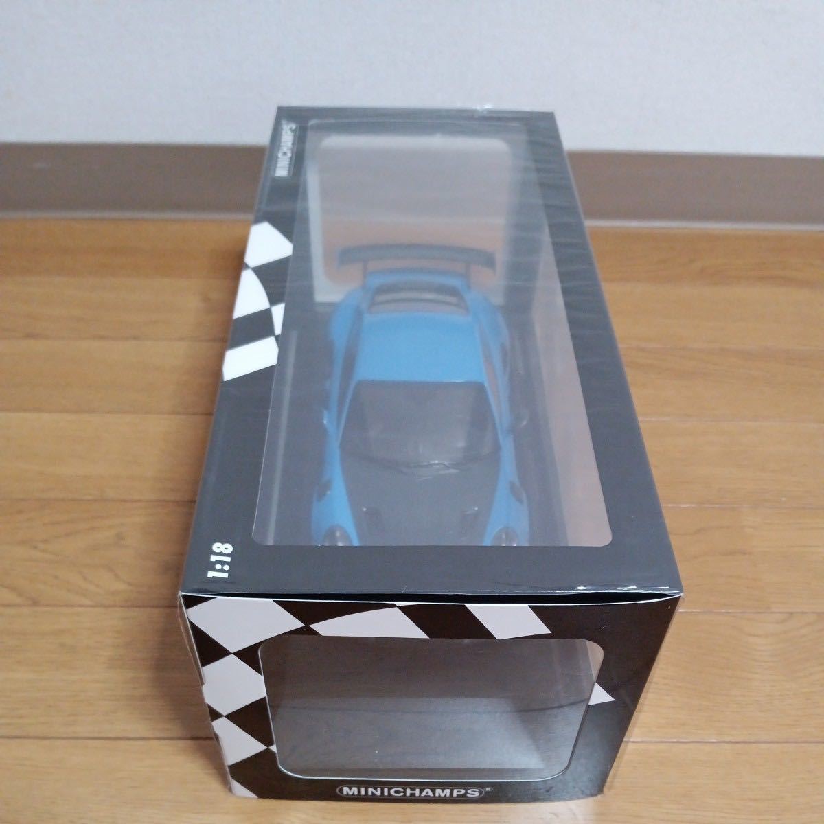 ミニチャンプス 1/18 ポルシェ 911 (911.2) GT2 RS (ブルーブラックホイール)　リミテッドエディション504台_画像6