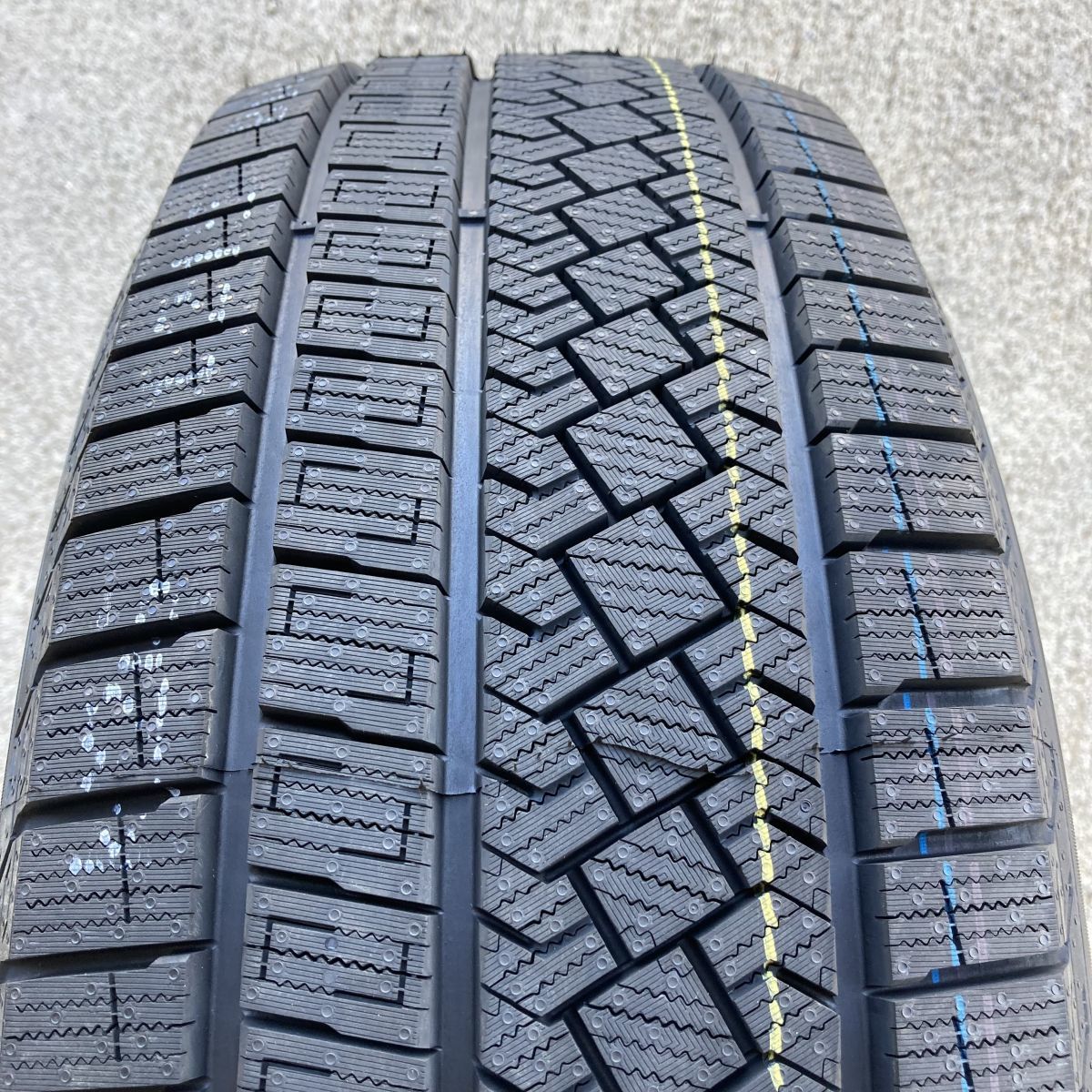 収納袋付 送料無料 新品 4本セット (MI0005.8) 225/60R17 99H PIRELLI ICE ZERO ASIMMETRICO 2023年製造 屋内保管 スタッドレス　225/60/17_画像2