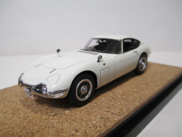 MARK43 メーカー 完成品 1/43 トヨタ 2000GT (MF10) 前期型 ペガサスホワイト_初期発売の物と台座が違います。