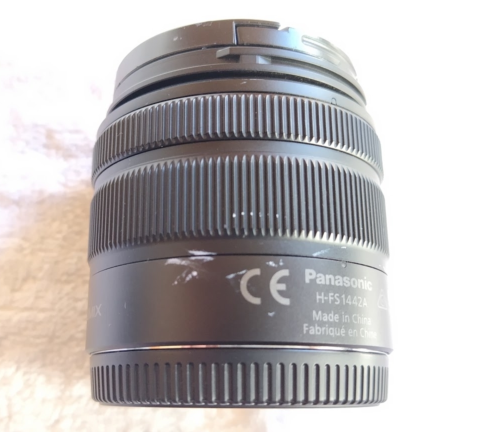 オリンパス PEN E-PL9（レンズセット：Panasonic LUMIX 14-42）_レンズ下面に傷・汚れあり