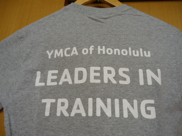 即決　ハワイ　YMCA Honolulu　Ｔシャツ　グレー色　Ｓ_画像1