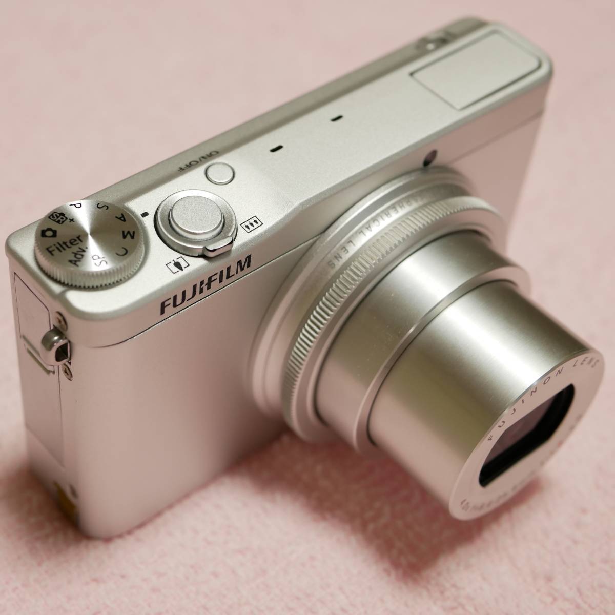 FUJIFILM XQ1 シルバー コンパクトデジカメ F1.8フジノンレンズ光学4倍ズーム USB充電 Wi-Fi 富士フイルム 付属品完備 完動品 匿名配送_画像2