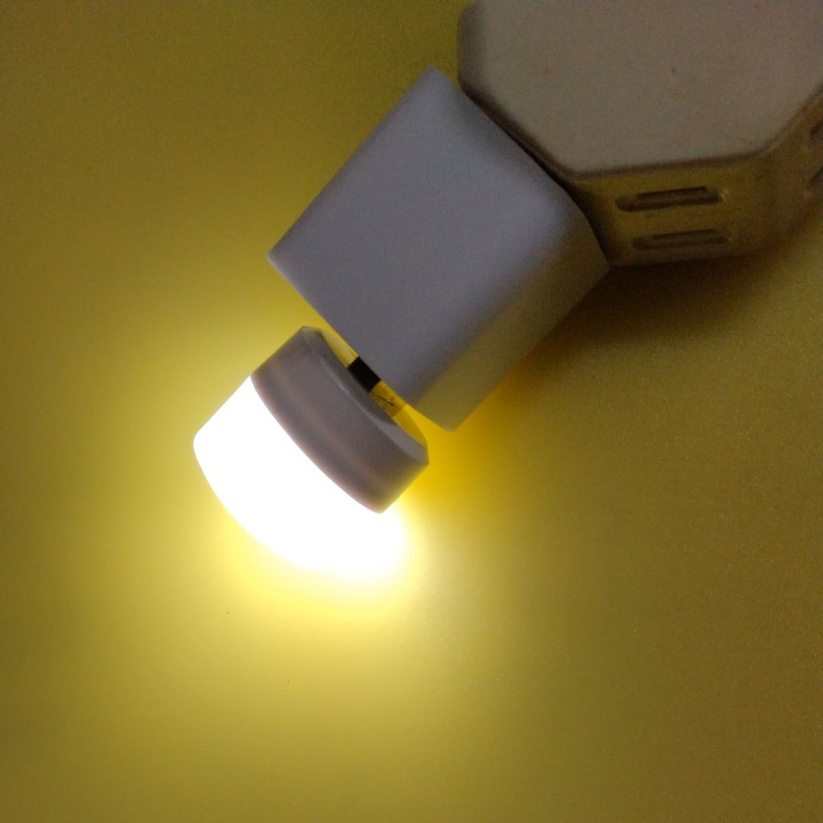 工具道具　 LEDライト白色 USB電源付き　差し替えると充電器として使用可能