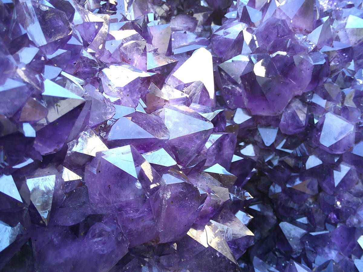 松本市発　紫水晶　紫アメジスト　超特大　約89.9Kg　サイズ約 幅75Cm x高さ51Cm x奥行き35Cm　産地不明　背部細かいヒビあり　現物確認可_画像3