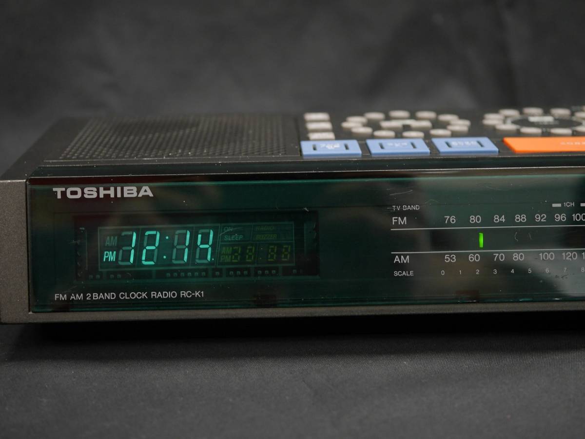 東芝 電子クロックラジオ クロックラジオ RC-K1 1982年グッドデザイン賞受賞 目覚まし デジタル時計 TOSHIBA FM/AM 2バンド 現状動作品_画像2