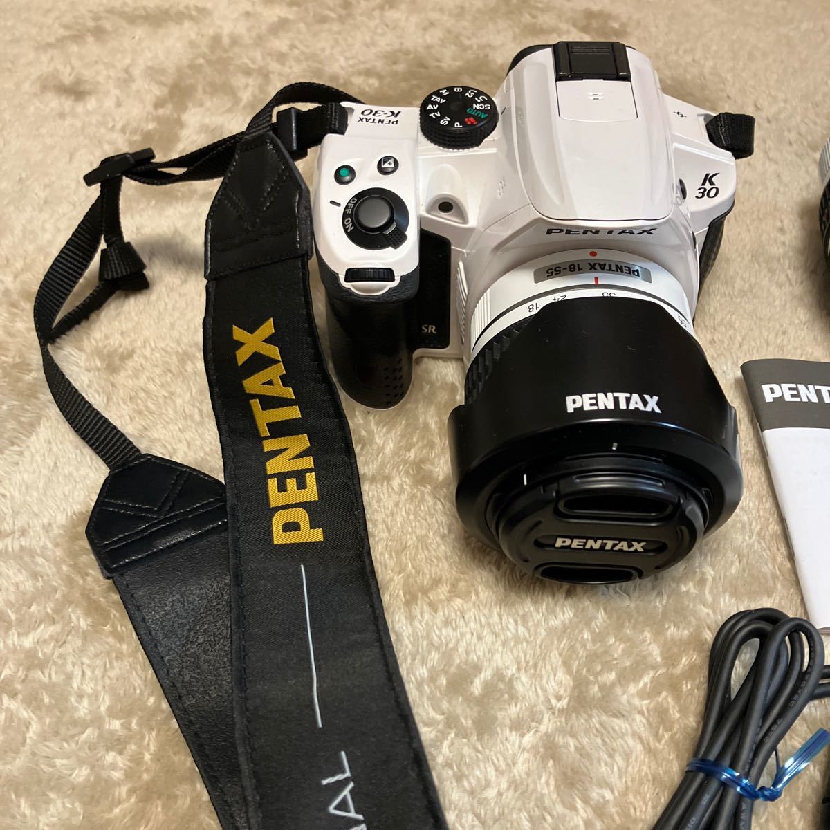 【中古美品】PENTAX K-30 デジタル一眼カメラ ホワイト SMC PENTAX・DAL F3.5-5.6 18-55mm 簡易動作確認済_画像2