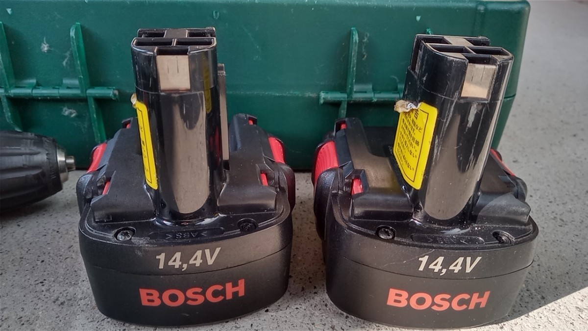 【中古品】BOSCH ボッシュ 電動ドリルドライバー 充電器&バッテリー2個付属 本体動作確認済み バッテリー難あり_画像4