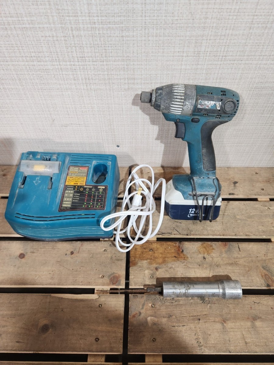 Z☆ makita マキタ 充電式 インパクト ドライバー TD122D DC12V 急速充電器 電動工具 大工道具 ジャンク_画像1