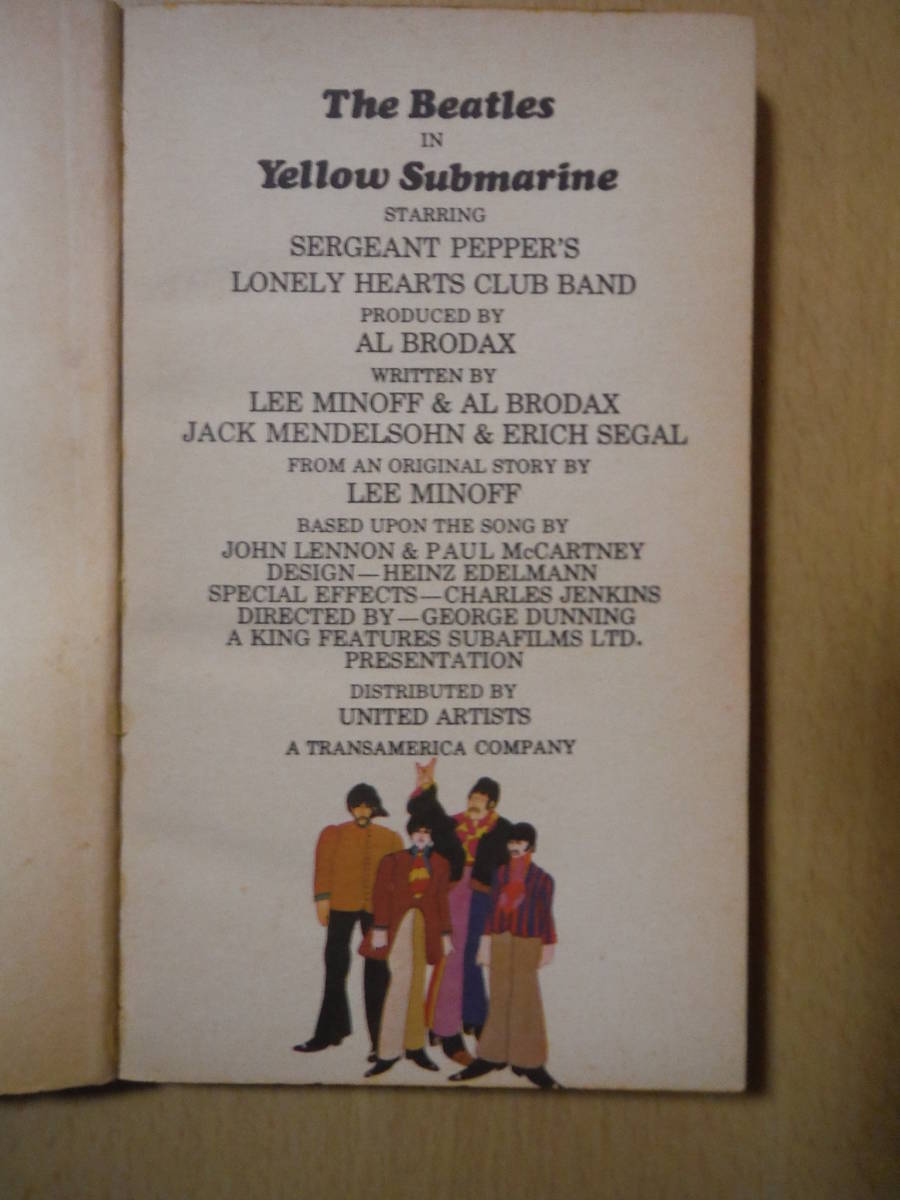 ★E THE BEATLES Yellow Submarine 洋書ペーバーバック 1968年初版 ザ・ビートルズ　擦れ・焼け・傷み・汚れ・記名有_画像4