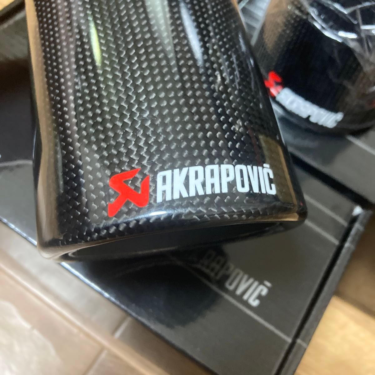 アクラポビッチロゴ カーボンルック ステンマフラーカッター AKRAPOVIC