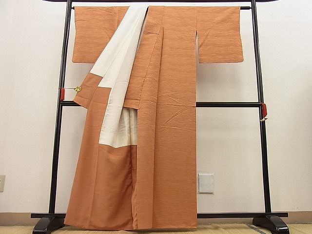 平和屋野田店■上質な色無地　草花地紋　曙色　逸品　n-ip2321_画像3