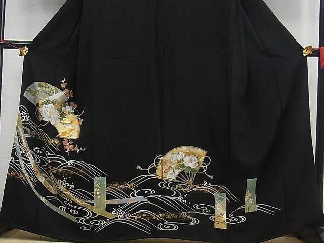 平和屋野田店■豪華黒留袖　手描き　駒刺繍　地紙重ね牡丹枝梅文　金彩　逸品　n-mz8136_画像2