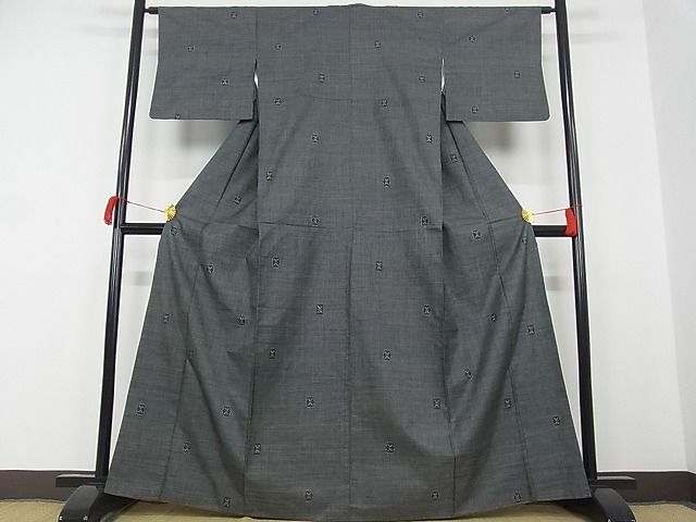 平和屋-こころ店■本場大島紬　7マルキ　変わり色紙文　着丈164.5cm　裄丈62.5cm　正絹　逸品　1B-wt1200_画像2