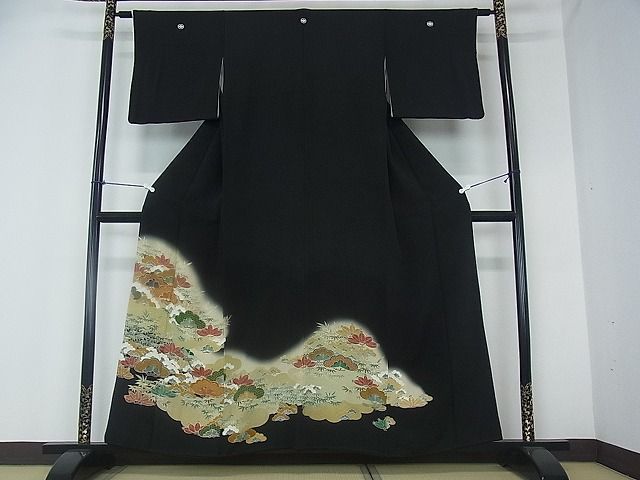 平和屋川間店■豪華黒留袖　駒刺繍　風景笹竹松文　暈し染め　金彩　逸品　sf0636_画像1