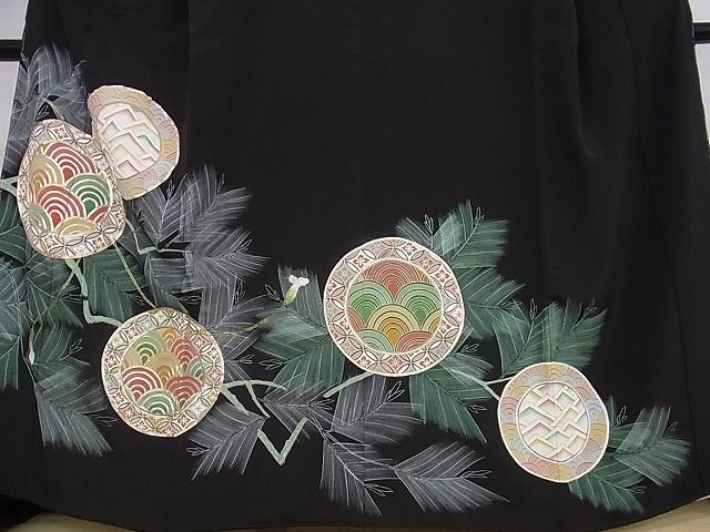 平和屋川間店■豪華黒留袖　駒刺繍　吉祥絵皿文　松葉文　金彩　着丈161.5cm　裄丈63.5cm　正絹　逸品　A-ja3146_画像3