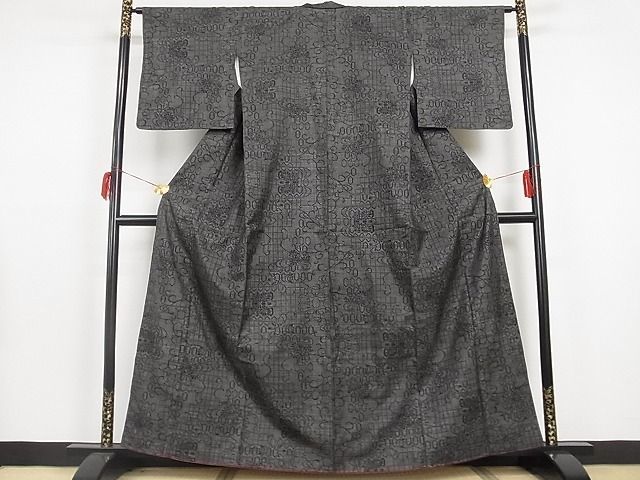 平和屋川間店■本場大島紬　7マルキ　変わり亀甲花文　着丈159cm　裄丈64cm　正絹　逸品　A-br4237_画像2