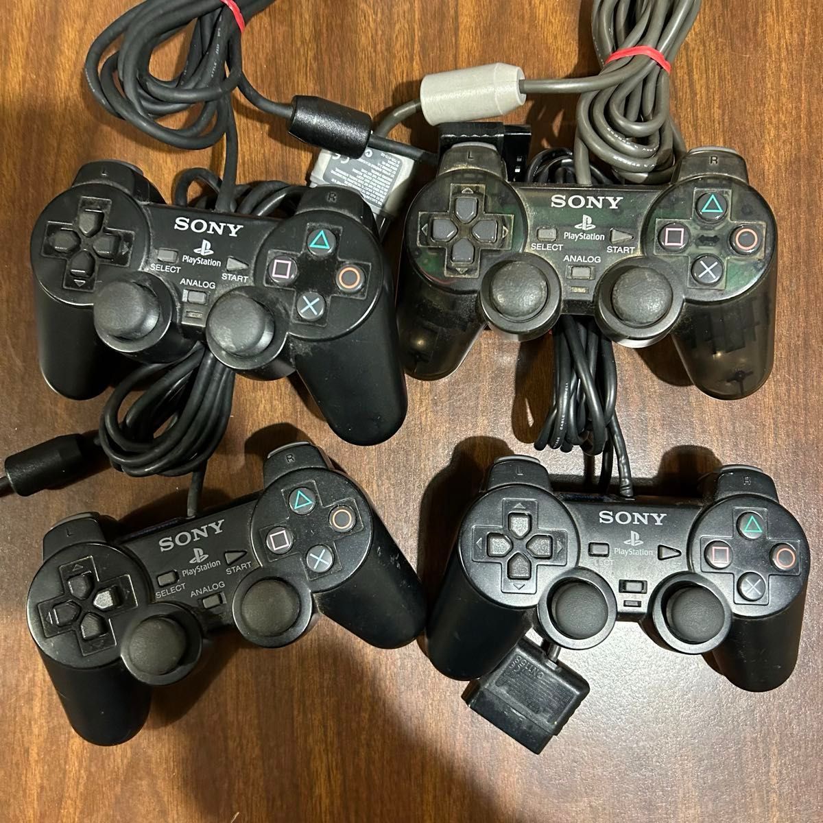SONY PlayStation2本体（SCPH-70000）、コントローラー4本、AVケーブル、電源ケーブル、取扱説明書など