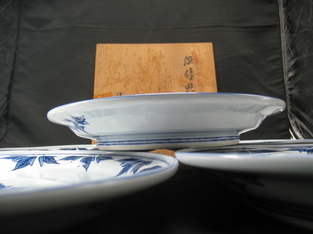 １G90　館林源右衛門　染付 牡丹絵　皿５客　美品　直径23cm　和皿　共箱_画像4