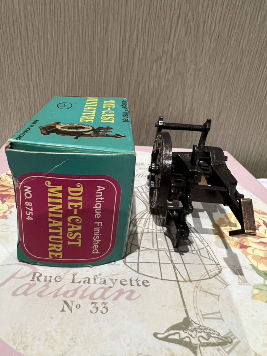  die-cast miniature pen sill sharpener box attaching antique DIE-CAST pencil sharpener retro clock clock