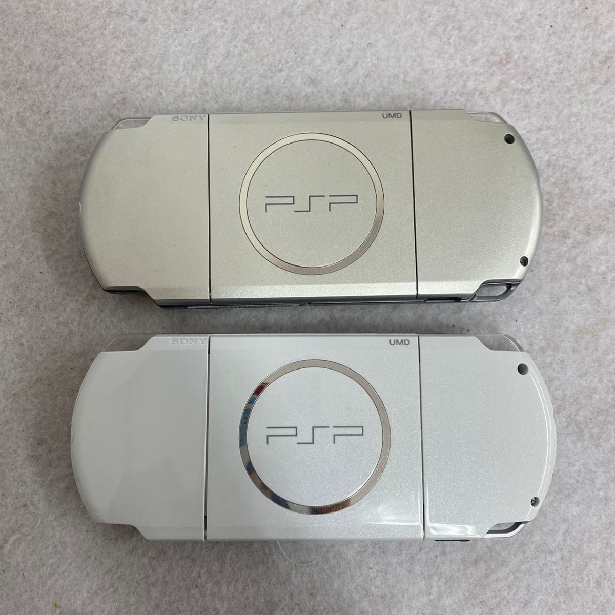 K301-O15-4124 SONY ソニー PSP 本体 PSP-3000 2点まとめ/ホワイト/シルバー/充電器/メモリースティックプロ デュオ/ケース付 通電OK ②_画像3