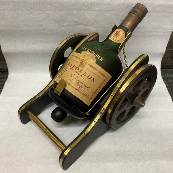 M308-O15-4210 COURVOISIER クルボアジェ NAPOLEON ナポレオン COGNAC コニャック ブランデー 特級 700ml 古酒 砲台付き 未開栓 ④_画像1